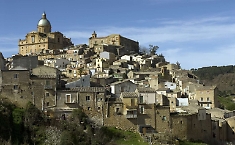 Piazza Armerina, 77 ammonimenti per reati di genere