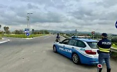 La macchina ha un guasto sulla A19 in territorio di Enna, interviene la PolStrada e per l'automobilista sono grattacapi