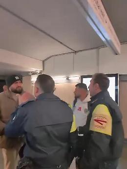 Cicalone picchiato dai borseggiatori nella metro di Roma: il video choc dell'aggressione