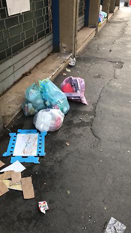 Catania: immondizia gettata davanti al supermercato