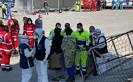 Migranti, primo sbarco in Sicilia con i controlli per il Coronavirus
