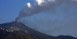 L' Etna borbotta nella notte ed emette cenere fino a 4500 metri d'altezza
