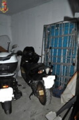 Catania, moto e auto rubate nei garage di Librino: blitz della polizia