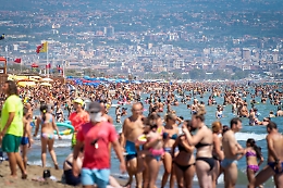 Catania, in spiaggia alla Plaia tutti  &ldquo;vicini vicini&rdquo;: per fortuna il sole uccide il virus