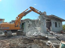 Adrano, ruspe al lavoro: abbattuto dopo 23 anni un immobile abusivo