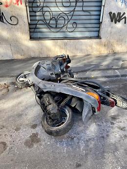 Catania: scooter abbandonato da anni in Largo Pascoli