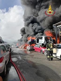 A fuoco deposito di autodemolizioni a Mineo: allarme scatta dalla Catania-Gela