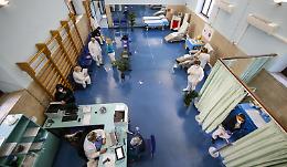 App e sms per prenotare, liste d'attesa per cognome o età: come funzionerà la vaccinazione di massa