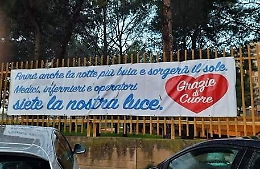 Covid, "Siete la nostra luce": striscione per medici e infermieri a Partinico