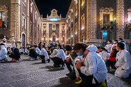 Sant'Agata, la fede dei devoti davanti alla cattedrale chiusa al pubblico