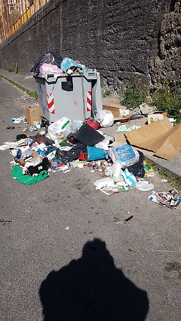 In pochi metri, una discarica in via Pisacane a Catania