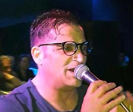 Acireale, bufera sull’Ave Maria del neomelodico