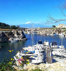 Augusta (Brucoli): sullo sfondo, maestosa, l'Etna