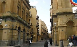 Graffi e rigature sulla carrozzeria, danneggiate una ventina di auto