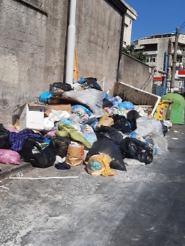 Catania, Ognina: "Invece di farvi i selfie, ripulite la Città"