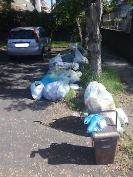 Riposto (CT): spazzatura non raccolta da molti giorni