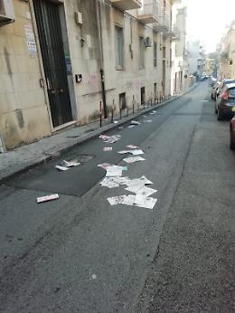 Catania: dopo ogni volantinaggio...incuria, vento, maleducazione