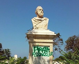 "Pirata assassino", scritta ricompare sotto busto Garibaldi a Marsala