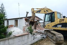 Oasi del Simeto a Catania, demolita villetta abusiva in riva al mare