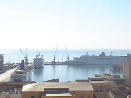 Porto Empedocle, colla nelle serrature di 12 negozi