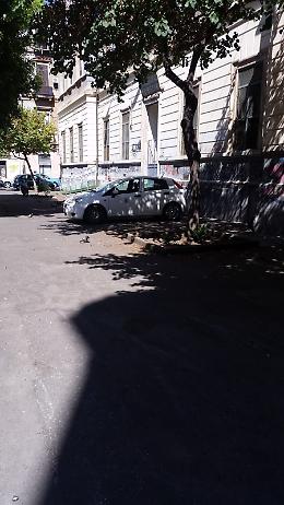 Catania, parcheggio "creativo" di un'auto del comune