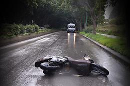 Palermo: perde il controllo dello sccoter, si schianta e muore