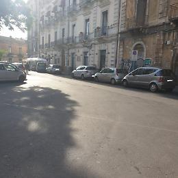 Catania, piazza Turi Ferro: si parcheggia anche negli stalli per le auto elettriche