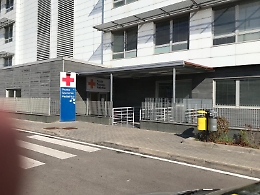 Aggressione in pieno centro: in tre contro uno, è giallo sul movente 