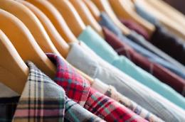 Dall'abbigliamento all'elettronica il "fascino" degli acquisti taroccati tra rischi e tutele