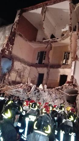 Crollo di via Crispi, stazionaria ma grave la bimba di 10 mesi ferita