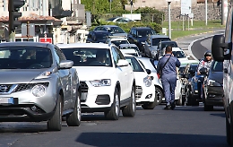 Catania, Ognina prigioniera del traffico tra sosta selvaggia, corsie inadeguate e inciviltà diffusa