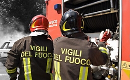 Investito dell'esplosione mentre dà fuoco a una villetta, morto l'attentatore