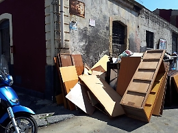 Catania, angolo tra due vie utilizzato come discarica