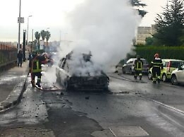 Catania, auto in fiamme in Via Nizzeti: l'intervento dei Vigili del Fuoco