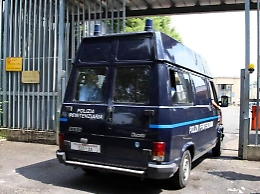 Detenuto evade durante sosta carburante: caccia all'uomo nel Catanese