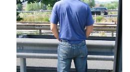 Gli scappa la pipì e la fa per strada: multato di oltre 3mila euro