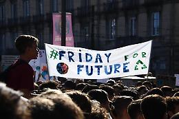 Friday for future: a Palermo spuntano i "black bloc",  tensioni e fuggi fuggi generale