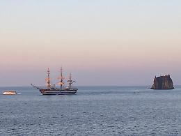 La Vespucci davanti Strombolicchio saluta la Sicilia