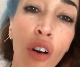 La cantautrice Nina Zilli: «Ho il Covid, sto bene, ma evitate i luoghi affollati»