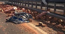 La Ss117 ripulita dal carico di mattoni: ripristinata la circolazione