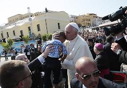 Migranti, il monito del Papa: «Dio
vuole le nostre mani per salvarli»
