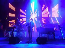 A Zafferana Etnea tutti pazzi per Lorenzo Fragola: e lui ricambia