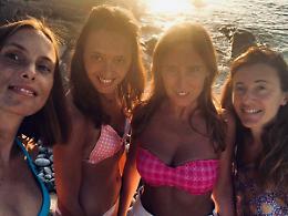 Maria Elena Boschi replica in bikini a Salvini: «Io sono una mummia?  Beh, "bacioni" dal mio sarcofago...»