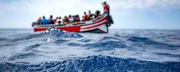 Migranti si gettano in mare per raggiungere la riva, 4 dispersi a Marettimo