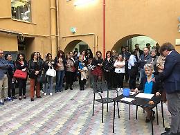 La scrittrice Simonetta Agnello Hornby decora una piastrella all'Accademia Michelangelo di Agrigento