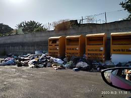 Aci Catena (CT): la zona raccolta indumenti diventata una discarica