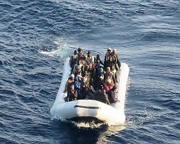 Lampedusa, motovedetta della Guardia di Finanza soccorre 132 migranti: natante lasciato alla deriva