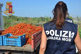 Uomini  sfruttati e donne "vendute":  a Ragusa la polizia libera una colonia di nuovi schiavi