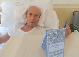 Nonnino di Ragusa al voto nel giorno del suo 100esimo compleanno