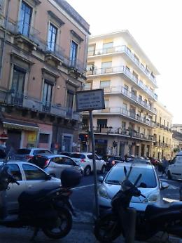 Catania, Piazza Antonino Caruso: un bel bidone dei rifiuti farebbe comodo
